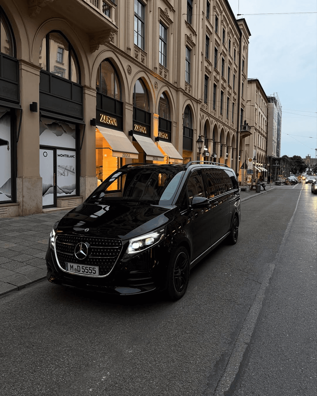 Premium Chauffeurservice in München — Velox Mercedes-Limousine